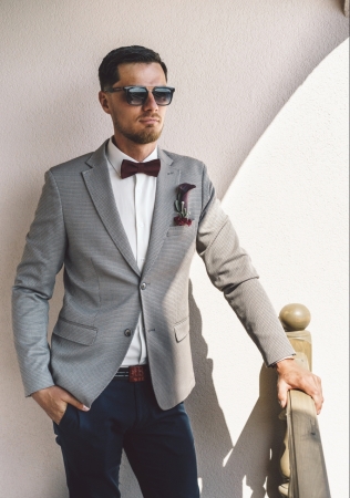 жених в пиджаке и брюках разного цвета, фотограф RUN THE SHOW AGENCY