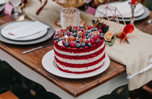 торт с открытыми коржами, организатор WEDDING BLOOM BUREAU