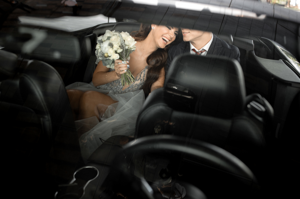 Luxury girl сын. Фотосессия лимузин зимой. Пара в лимузине. Фотосессия в лимузине парная. Жених обнимает невесту фото.