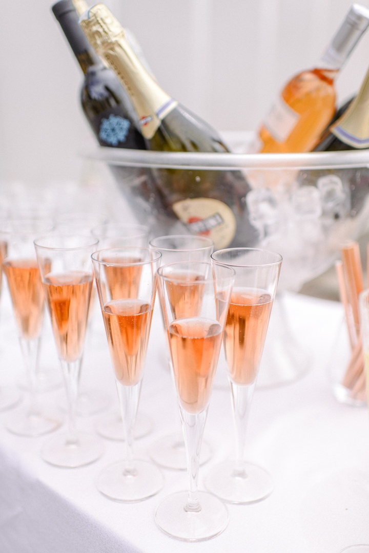 Как декорируют бутылки шампанского на свадьбу