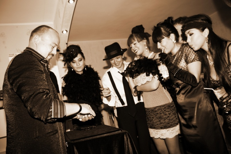 Иллюзионист Дамир Гудвин;  подробнее об артисте и специальных предложениях на Вашу дату смотрите на http://damirgoodwin.ru