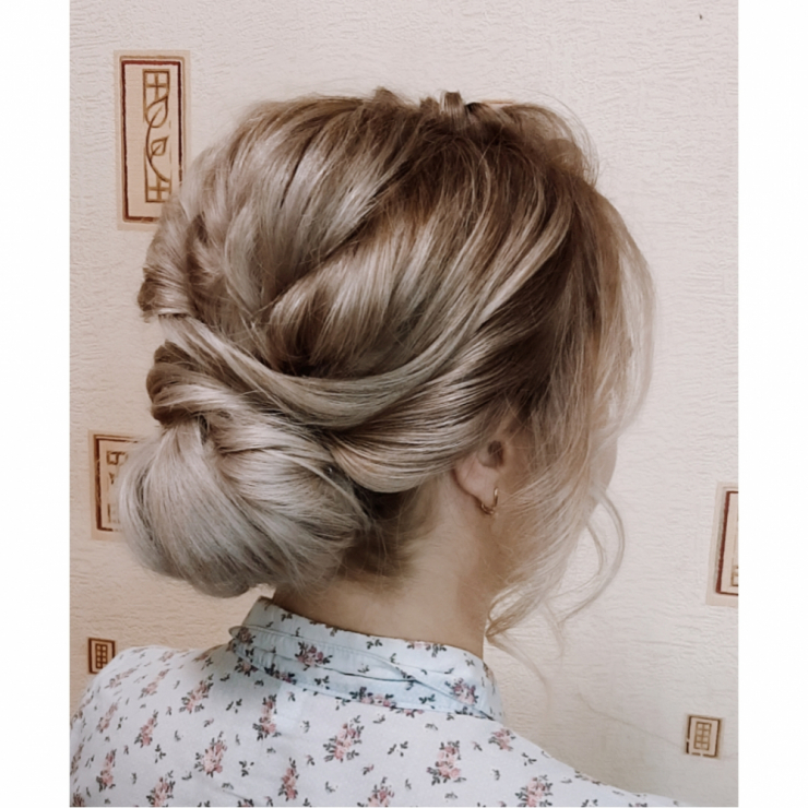 Низкий пучок из локонов