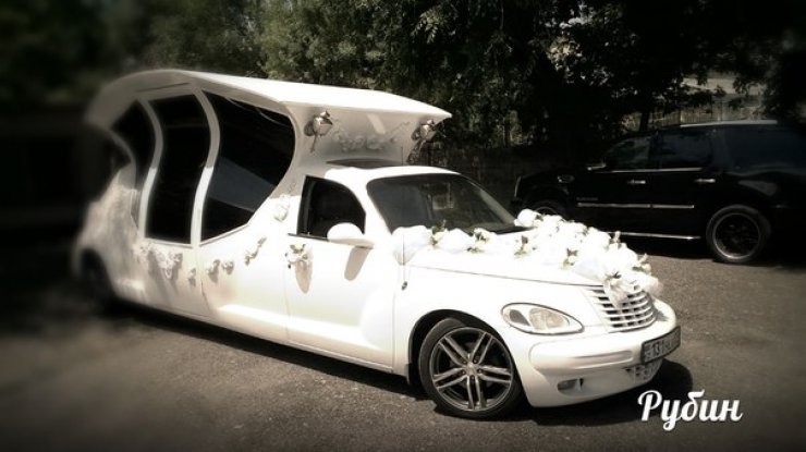 Карета (Chrysler PT Cruiser)
Количество мест – 6.
Год выпуска – 2005.
Цвет авто - белый. 

Цена 150$ в час

В салоне:
Аудио стерео система, эффект дискотеки, 3D бар и потолок, кондиционер.