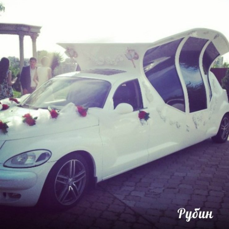 Карета (Chrysler PT Cruiser)
Количество мест – 6.
Год выпуска – 2005.
Цвет авто - белый. 

Цена 150$ в час

В салоне:
Аудио стерео система, эффект дискотеки, 3D бар и потолок, кондиционер.