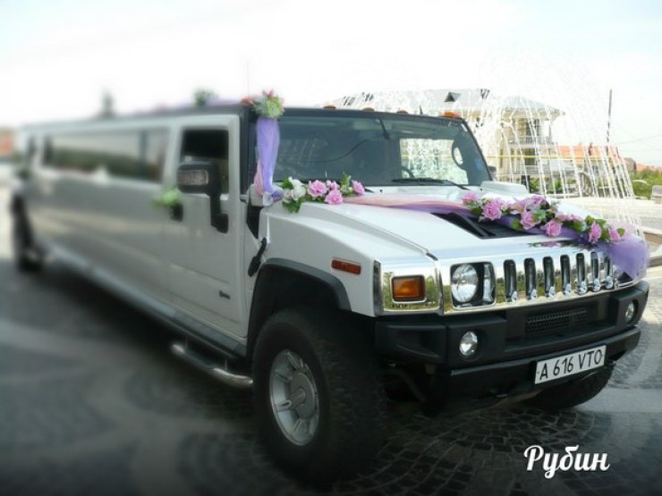 Hummer Н2
Количество мест – 15.
Год выпуска – 2010.
Цвет авто - белый. 
Цена 150$ в час

В салоне:
4 плазменных TV, видео, аудио стерео система, эффект дискотеки, два минибара, кондиционер, зеркальный потолок, звездное небо.