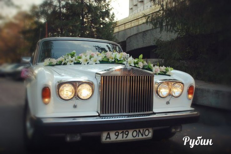 ROLLS-ROYCE SILVER SHADOW 1979
Количество мест – 4.
Год выпуска – 1979.
Цвет авто - белый. 

Цена 100-120$ в час

В салоне:
Aудио система, кондиционер.