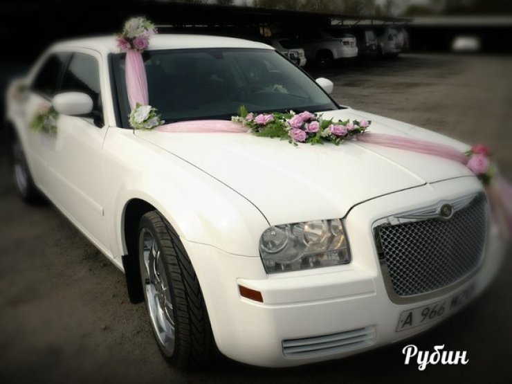 Chrysler 300 С
Количество мест – 4.
Год выпуска – 2007.
Цвет авто - белый.

Цена 25-30$ в час.

В салоне:
Кожаные сидения, кондиционер, аудио система.