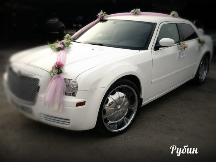 Chrysler 300 С
Количество мест – 4.
Год выпуска – 2007.
Цвет авто - белый.

Цена 25-30$ в час.

В салоне:
Кожаные сидения, кондиционер, аудио система.