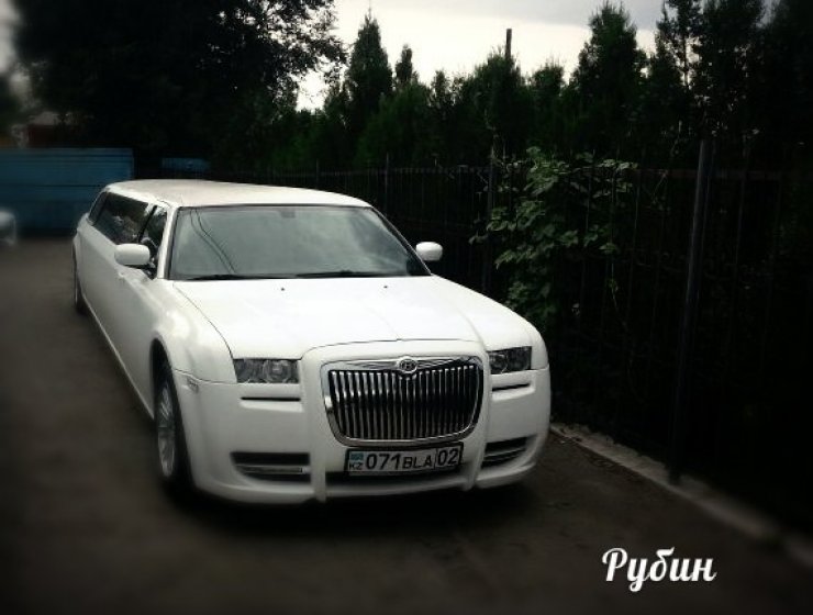 Chrysler 300 С (лимузин)
Количество мест – 12.
Год выпуска – 2007.
Цвет авто - белый. 

Цена 130$ в час

В салоне:
TV, видео ,CD, минибар, кондиционер, ёмкость для льда, зеркальный потолок, звездное небо, угловой диван.