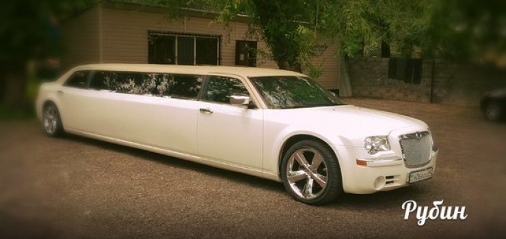 Chrysler 300 С (лимузин)
Количество мест – 12.
Год выпуска – 2007.
Цвет авто - белый. 

Цена 130$ в час

В салоне:
TV, видео ,CD, минибар, кондиционер, ёмкость для льда, зеркальный потолок, звездное небо, угловой диван.