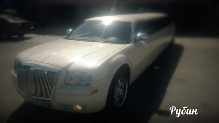 Chrysler 300 С (лимузин)
Количество мест – 12.
Год выпуска – 2007.
Цвет авто - белый. 

Цена 130$ в час

В салоне:
TV, видео ,CD, минибар, кондиционер, ёмкость для льда, зеркальный потолок, звездное небо, угловой диван.