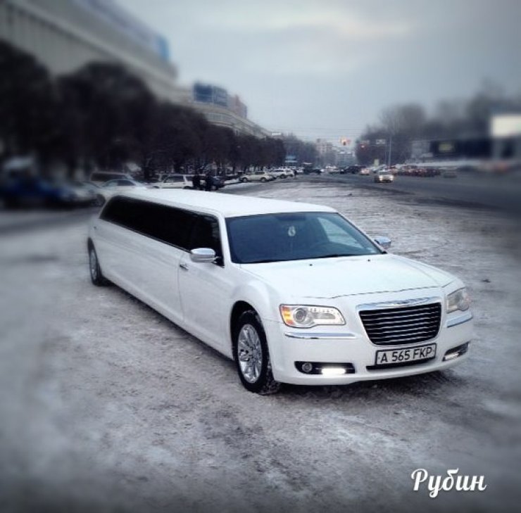 Chrysler 300 С (лимузин)
Количество мест – 12.
Год выпуска – 2010.
Цвет авто - белый. 

Цена 130$ в час

В салоне:
TV, видео ,CD, минибар, кондиционер, ёмкость для льда, зеркальный потолок, звездное небо, угловой диван.