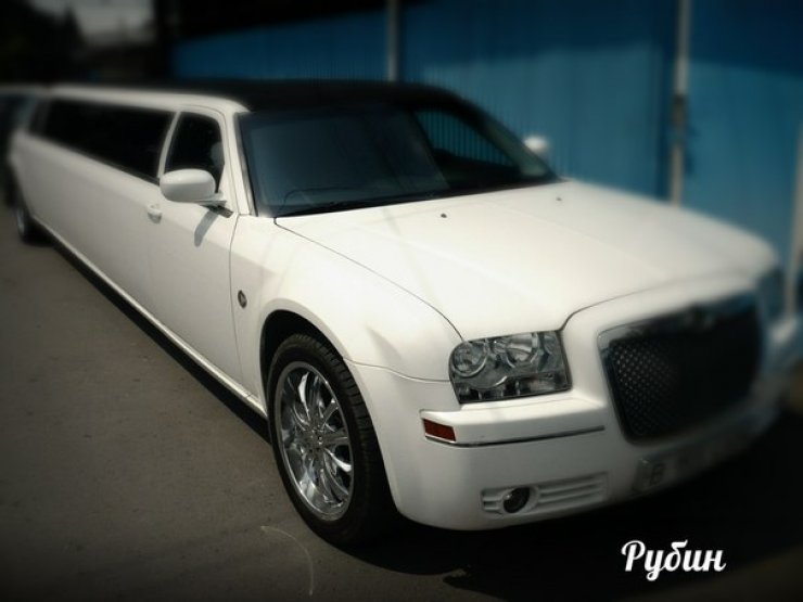 Chrysler 300 С (лимузин)
Количество мест – 12.
Год выпуска – 2007.
Цвет авто - белый. 
Цена 130$ в час
В салоне:
TV, видео ,CD, минибар, кондиционер, ёмкость для льда, зеркальный потолок, звездное небо, угловой диван.