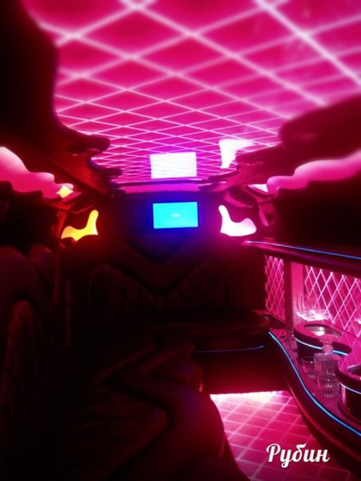 Chrysler 300 С (лимузин)
Количество мест – 12.
Год выпуска – 2010.
Цвет авто - белый. 

Цена 130$ в час

В салоне:
TV, видео ,CD, минибар, кондиционер, ёмкость для льда, зеркальный потолок, звездное небо, угловой диван.