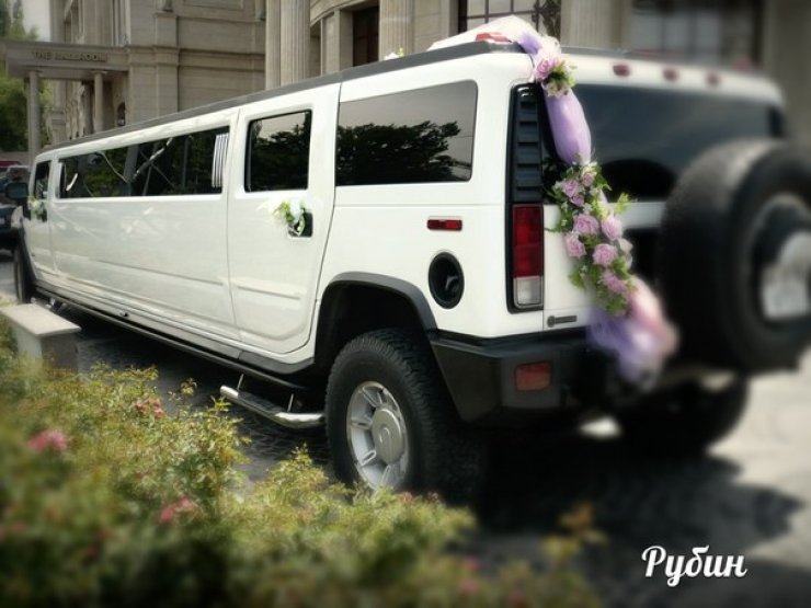 Hummer Н2
Количество мест – 15.
Год выпуска – 2010.
Цвет авто - белый. 
Цена 150$ в час

В салоне:
4 плазменных TV, видео, аудио стерео система, эффект дискотеки, два минибара, кондиционер, зеркальный потолок, звездное небо.