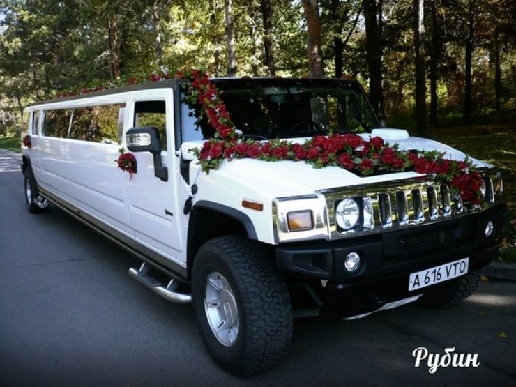 Hummer Н2
Количество мест – 15.
Год выпуска – 2010.
Цвет авто - белый. 
Цена 150$ в час

В салоне:
4 плазменных TV, видео, аудио стерео система, эффект дискотеки, два минибара, кондиционер, зеркальный потолок, звездное небо.