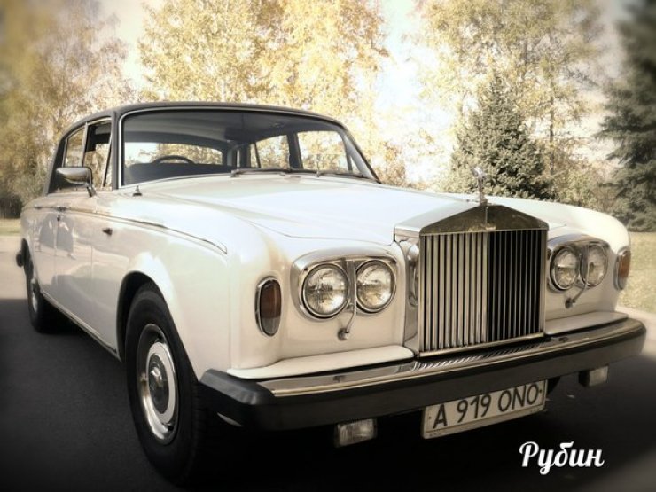 ROLLS-ROYCE SILVER SHADOW 1979
Количество мест – 4.
Год выпуска – 1979.
Цвет авто - белый. 

Цена 100-120$ в час

В салоне:
Aудио система, кондиционер.