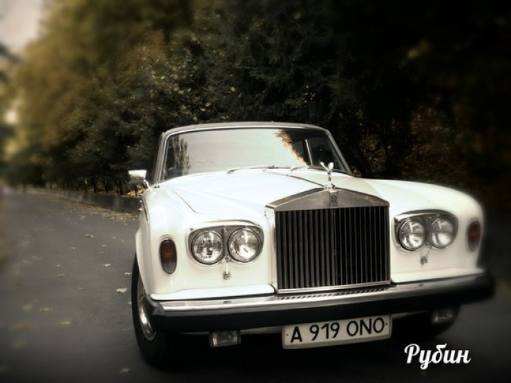 ROLLS-ROYCE SILVER SHADOW 1979
Количество мест – 4.
Год выпуска – 1979.
Цвет авто - белый. 

Цена 100-120$ в час

В салоне:
Aудио система, кондиционер.