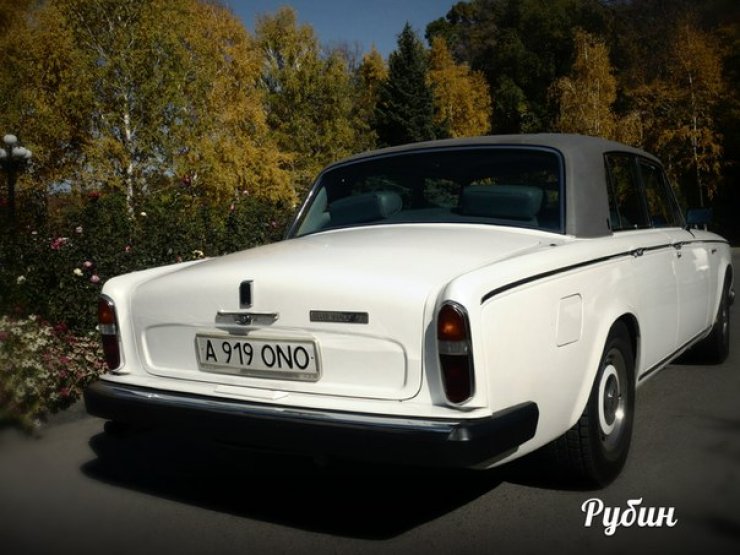 ROLLS-ROYCE SILVER SHADOW 1979
Количество мест – 4.
Год выпуска – 1979.
Цвет авто - белый. 

Цена 100-120$ в час

В салоне:
Aудио система, кондиционер.