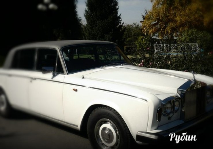 ROLLS-ROYCE SILVER SHADOW 1979
Количество мест – 4.
Год выпуска – 1979.
Цвет авто - белый. 

Цена 100-120$ в час

В салоне:
Aудио система, кондиционер.