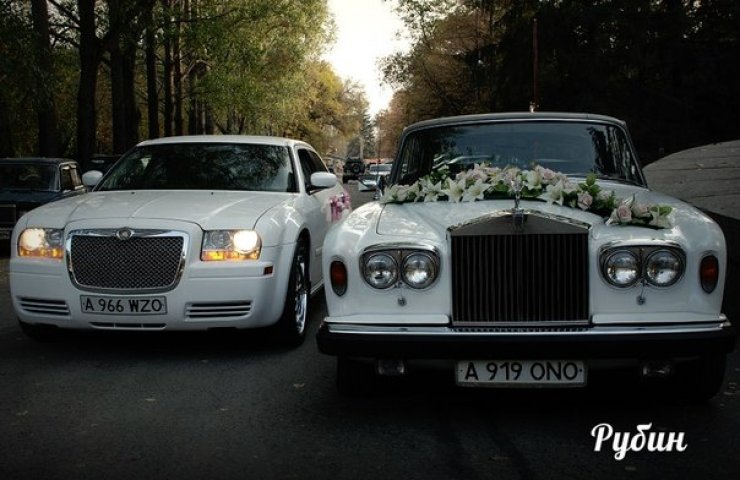 ROLLS-ROYCE SILVER SHADOW 1979
Количество мест – 4.
Год выпуска – 1979.
Цвет авто - белый. 

Цена 100-120$ в час

В салоне:
Aудио система, кондиционер.