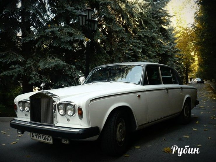 ROLLS-ROYCE SILVER SHADOW 1979
Количество мест – 4.
Год выпуска – 1979.
Цвет авто - белый. 

Цена 100-120$ в час

В салоне:
Aудио система, кондиционер.