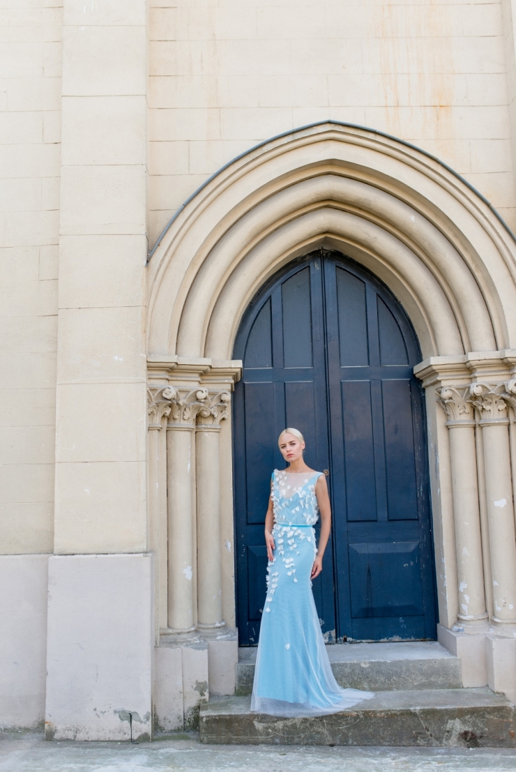 Прямое свадебное платье нежно-голубого цвета с узором из белоснежных вьющихся цветов элегантно подчёркивает женственный силуэт невесты, делая его ещё более соблазнительным и привлекательным.