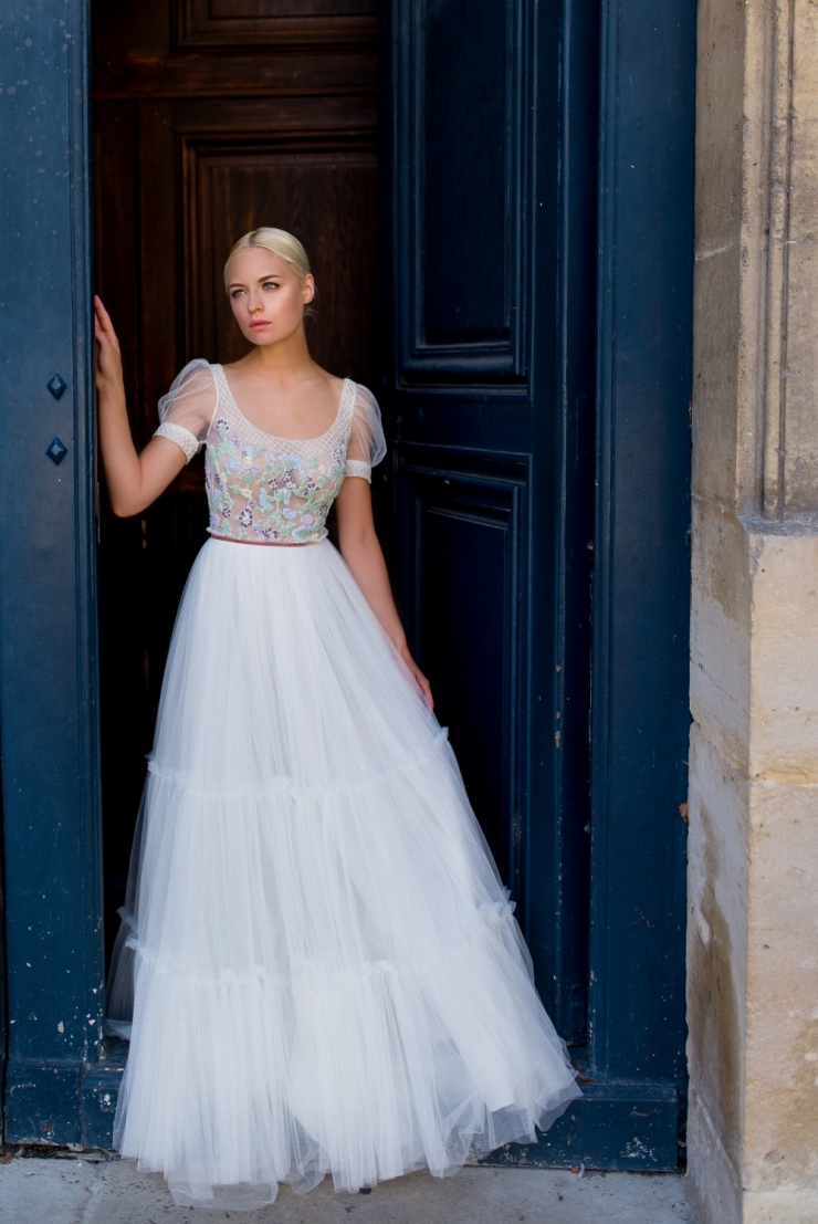 Свадебное платье А-силуэта с рукавами-фонариками, расшитым цветным кружевом корсетом и переплетением бисера в зоне декольте.