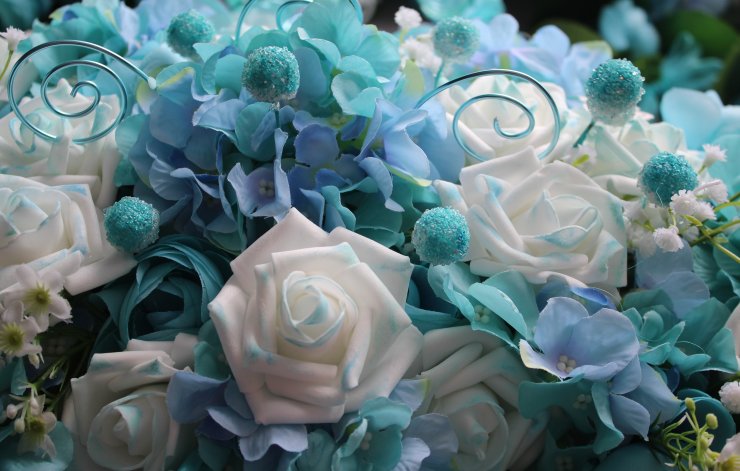 Детали букетов на столах гостей