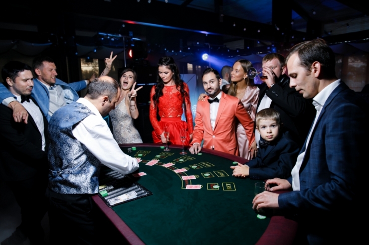 ведущий Никита Макаров