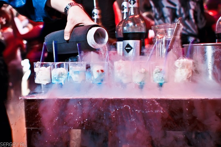 В течение тридцати секунд ученые приготовят настоящее мороженое из обычного молока, сливок и сахарной пудры! Этот уникальный десерт создается прямо на ваших глазах. Равнодушными не останутся даже самые изысканные сладкоежки!