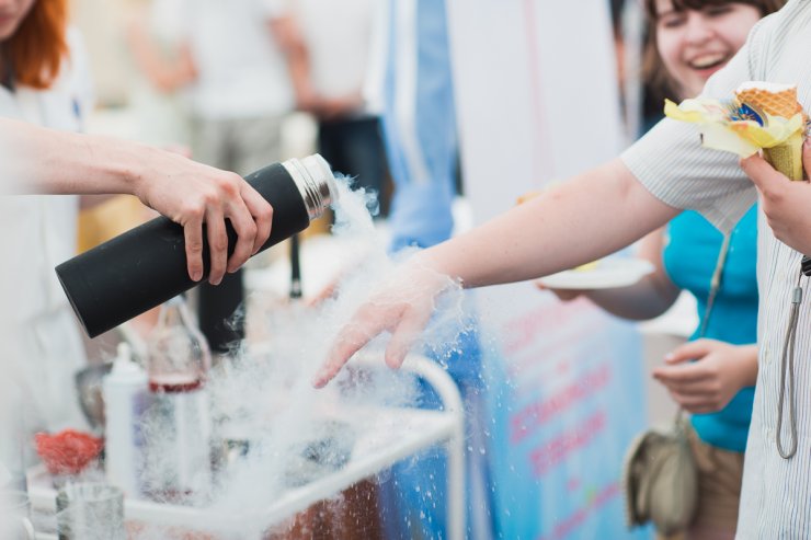 Учёные КриоШоу разработали новую свадебную программу, во время которой вас ждут литры жидкого азота, танковые сражения и ледяные взрывы, клубы густого дыма, дымящиеся коктейли, удивлённые гости и довольные заказчики, а также вкуснейшее нитромороженое! 