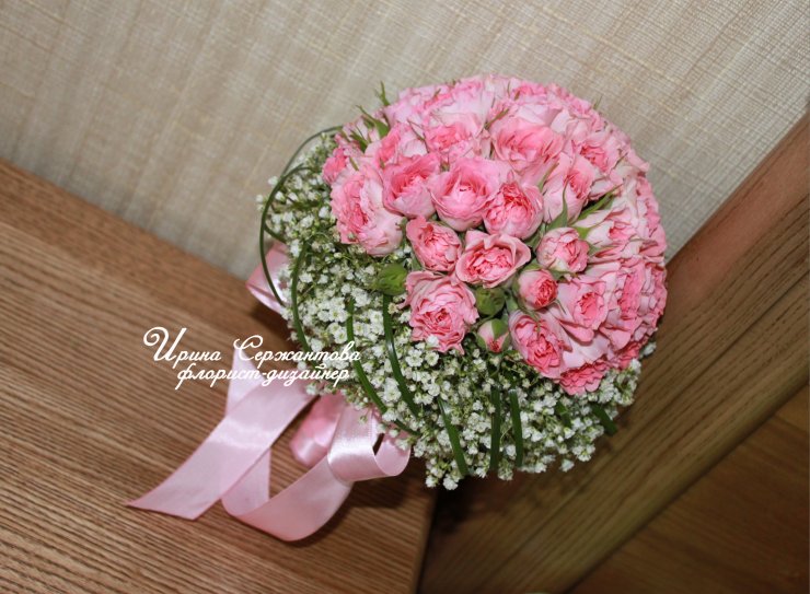 Букет невесты из розовых кустовых роз и гипсофилы