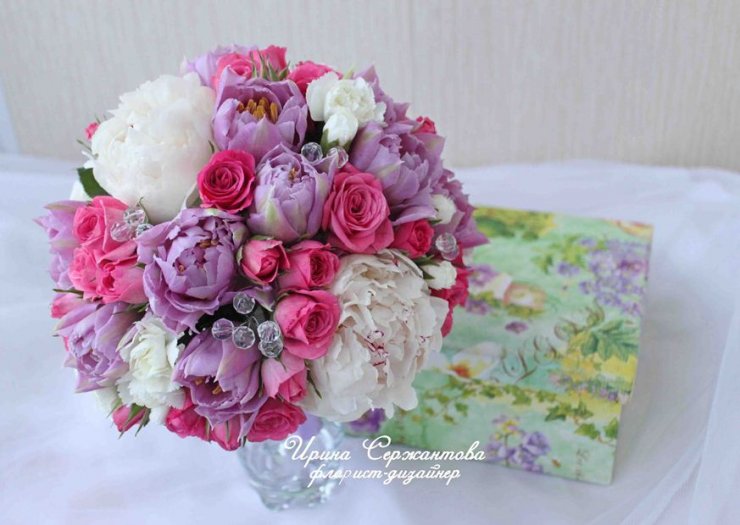 Весенний букет невесты из фиолетовых тюльпанов, белых пионов и розовой розы