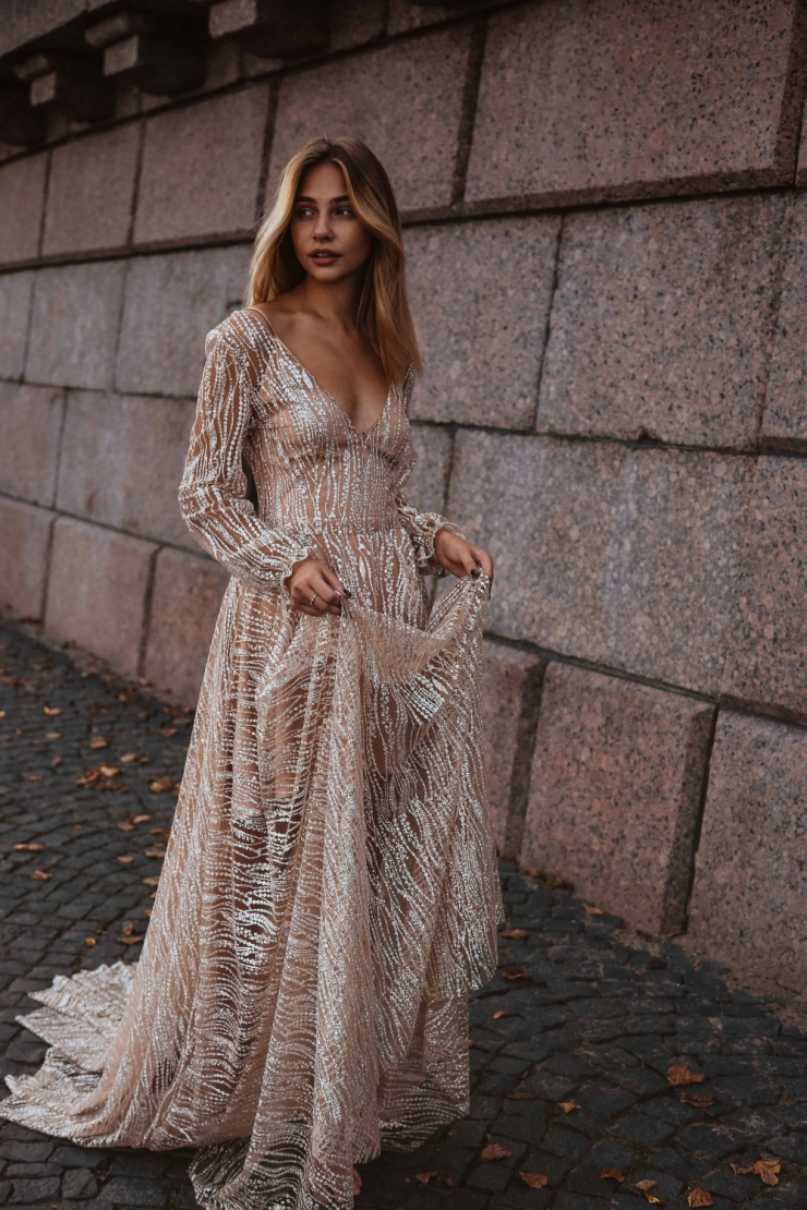 Фата и Перья, коллекция Counting Stars Boho Wedding Dresses 2019
@fataiperya @boomblush

Необычное блестящее и сверкающее лаконичное свадебное платье с рукавами и открытой спиной бохо из телесного фатина с блестками