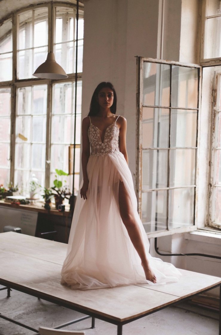 Фата и Перья, коллекция Counting Stars Wedding Dresses 2019
@fataiperya @boomblush

Необычное пудровое лаконичное свадебное платье из фатина со звездами