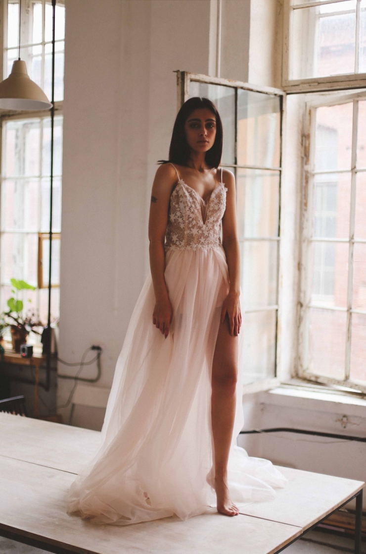 Фата и Перья, коллекция Counting Stars Wedding Dresses 2019
@fataiperya @boomblush

Необычное пудровое лаконичное свадебное платье из фатина со звездами