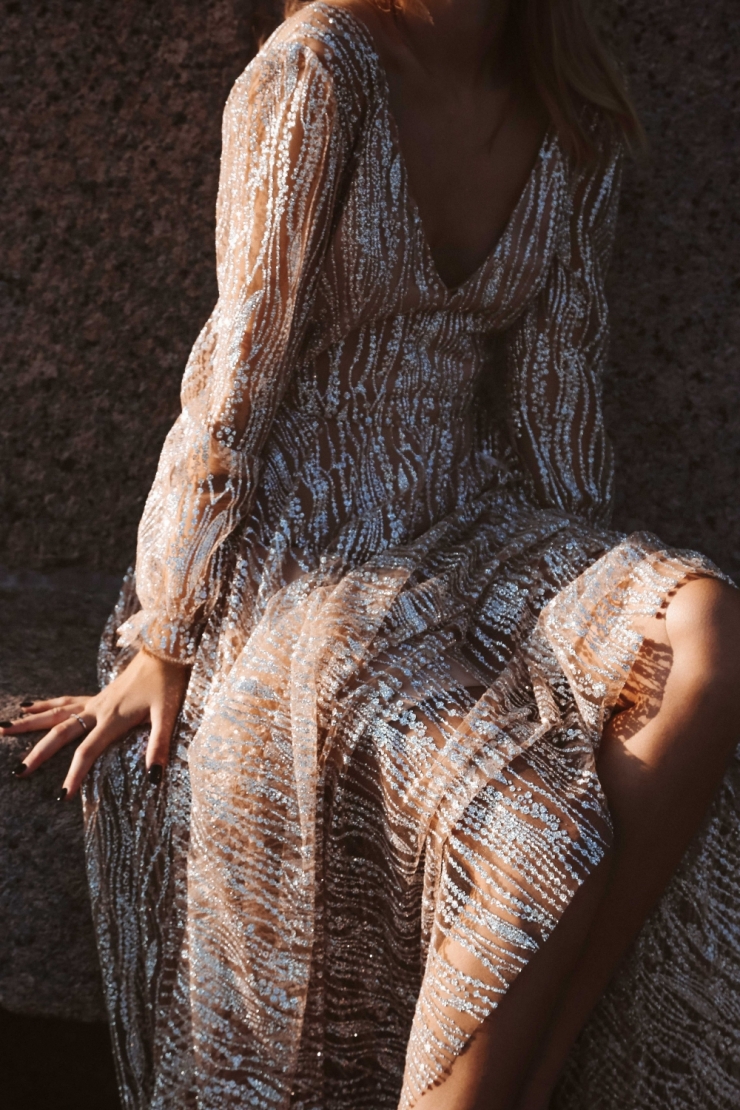 Фата и Перья, коллекция Counting Stars Boho Wedding Dresses 2019
@fataiperya @boomblush

Необычное блестящее и сверкающее лаконичное свадебное платье с рукавами и открытой спиной бохо из телесного фатина с блестками