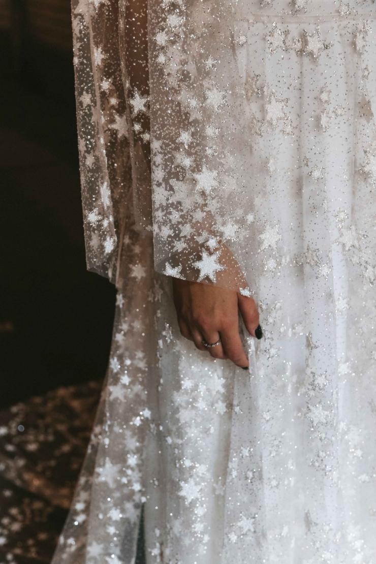 Фата и Перья, коллекция Counting Stars Boho Wedding Dresses 2019
@fataiperya @boomblush

Необычное лаконичное свадебное платье бохо из фатина со звездами.