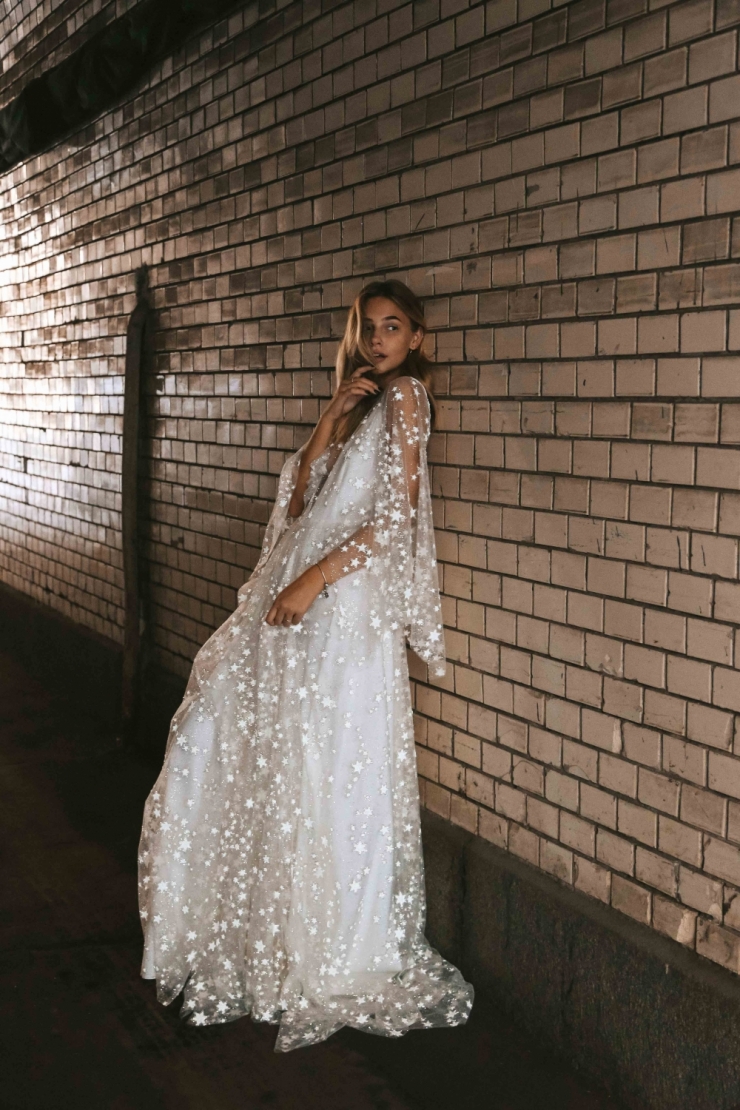 Фата и Перья, коллекция Counting Stars Boho Wedding Dresses 2019
@fataiperya @boomblush

Необычное лаконичное свадебное платье бохо из фатина со звездами.
