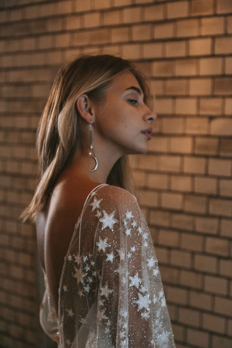 Фата и Перья, коллекция Counting Stars Boho Wedding Dresses 2019
@fataiperya @boomblush

Необычное лаконичное свадебное платье бохо из фатина со звездами.