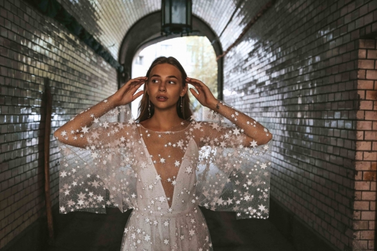 Фата и Перья, коллекция Counting Stars Boho Wedding Dresses 2019
@fataiperya @boomblush

Необычное лаконичное свадебное платье бохо из фатина со звездами.