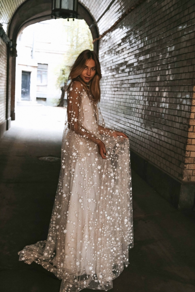 Фата и Перья, коллекция Counting Stars Boho Wedding Dresses 2019
@fataiperya @boomblush

Необычное лаконичное свадебное платье бохо из фатина со звездами.