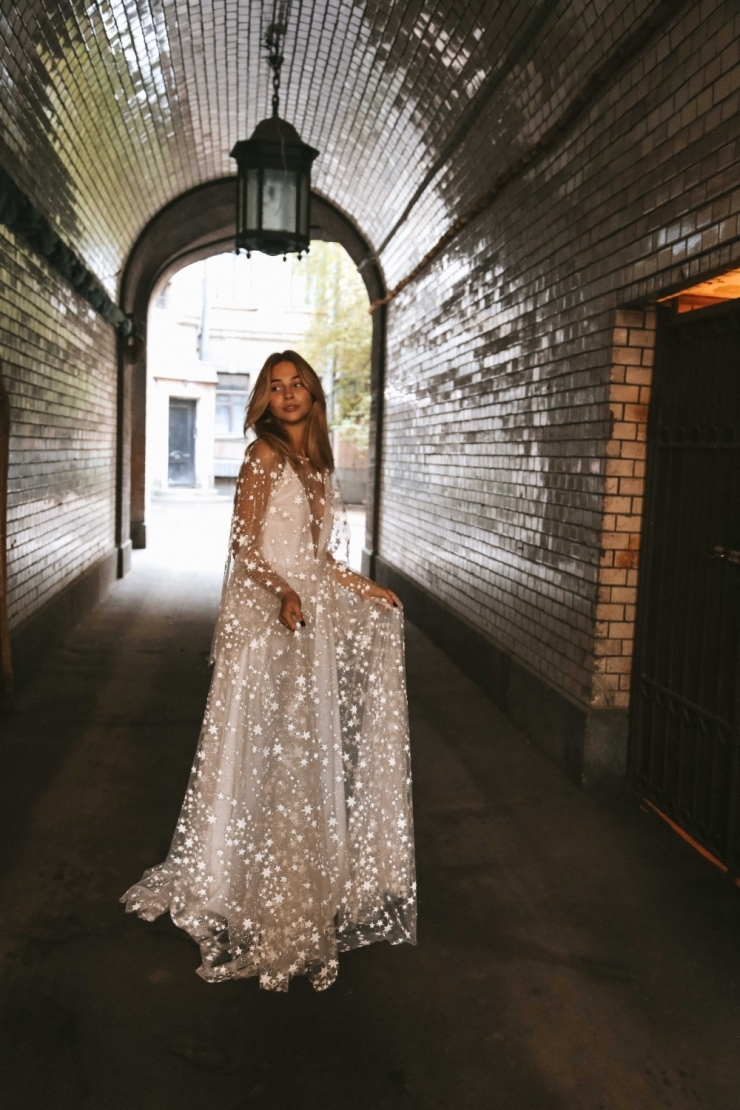 Фата и Перья, коллекция Counting Stars Boho Wedding Dresses 2019
@fataiperya @boomblush

Необычное лаконичное свадебное платье бохо из фатина со звездами.