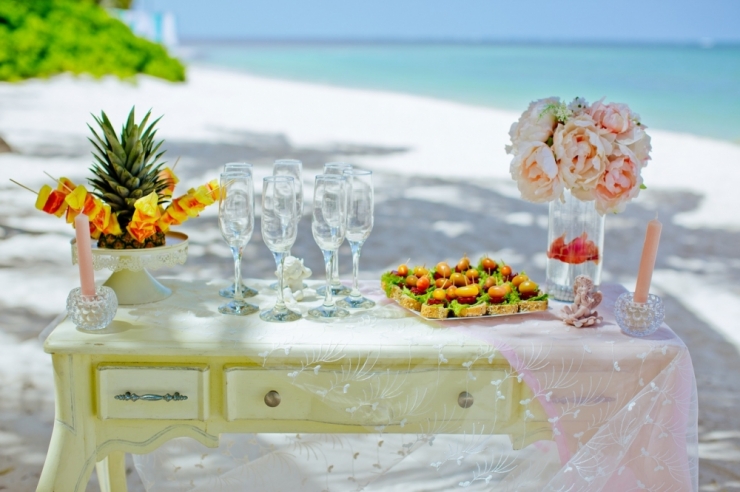 SunWedding Свадьба в Доминикане вспомогательная зона с фруктами и канапе
