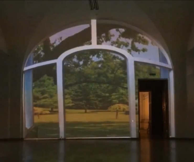 Это замечательно просторный, но довольно однообразный интерьер, который трудно декорировать из-за объема. А с мэппинг-дизайном это легко и фантастически красиво. Например, можно создать впечатляющую иллюзию гигантского окна во всю стену с чудесным видом!