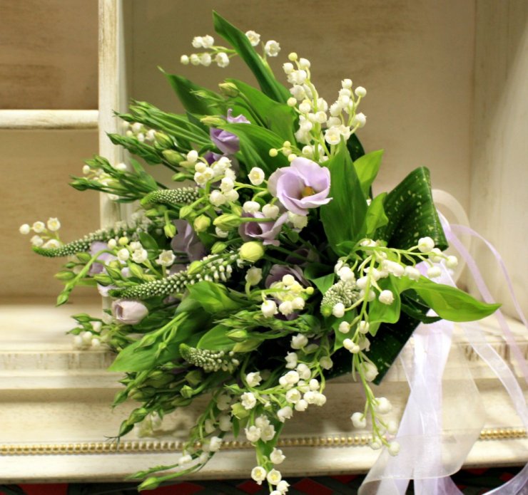 Ландыши и эустома