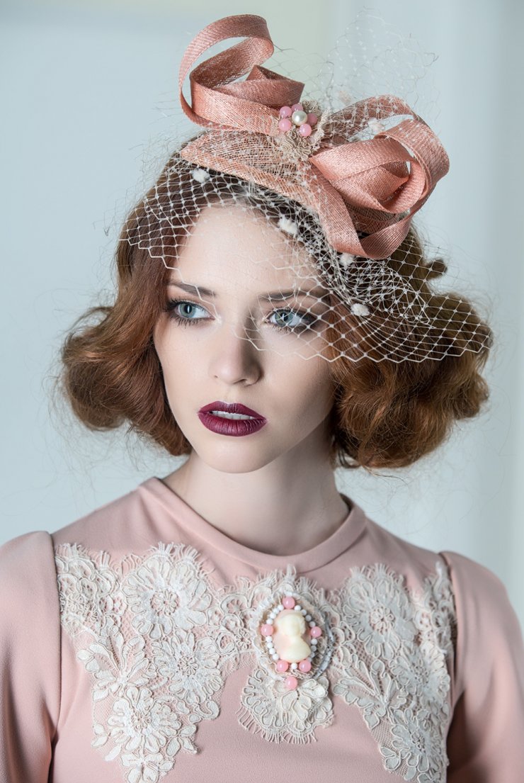 Бежевая шляпка http://www.fashion-piart.ru/catalog/Vualetki_aksessuary_dlya_volos_svadebnye/