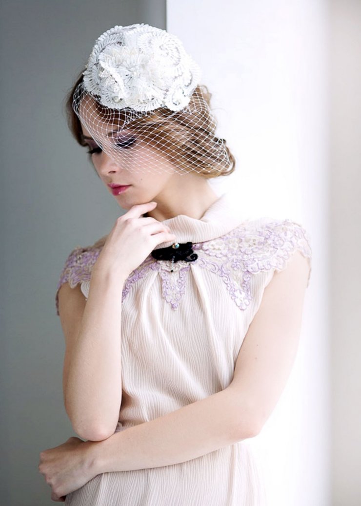 http://www.fashion-piart.ru/catalog/Vualetki_aksessuary_dlya_volos_svadebnye/