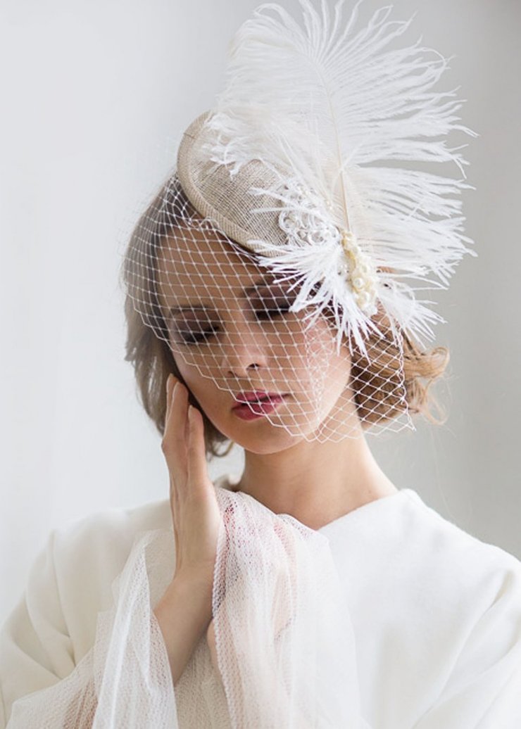 http://www.fashion-piart.ru/catalog/Vualetki_aksessuary_dlya_volos_svadebnye/